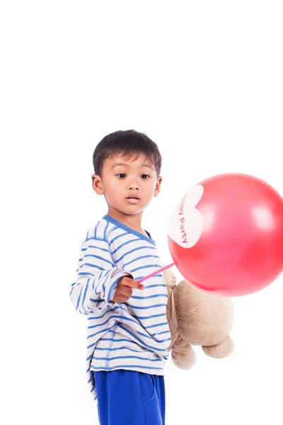 Glücklich niedlichen kleinen Jungen spielen mit roten Luftballon — Stockfoto