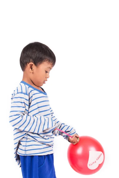 Glad söt liten pojke spela med röd ballong — Stockfoto