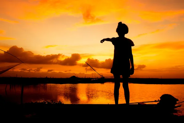 Bonito menina jogar no rio pôr do sol fundo — Fotografia de Stock