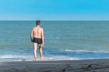 Genç adam warking denizde