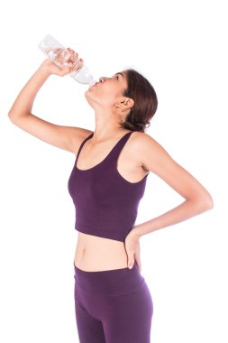 güzel kadın beyaz arka plan üzerinde taze su içme