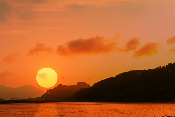 Piękno natury słońca w tle góry morze — Zdjęcie stockowe