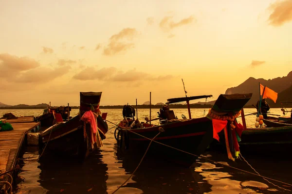 Bateau de pêche dans la mer au coucher du soleil fond — Photo