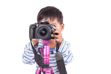 sevimli küçük çocuk alarak kamera, odak fotoğraf makinesi