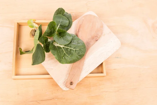 Verde bok choy vegetal no fundo de madeira — Fotografia de Stock