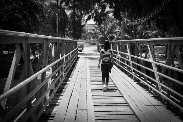 Красивые женщины ходят по мосту одни
.