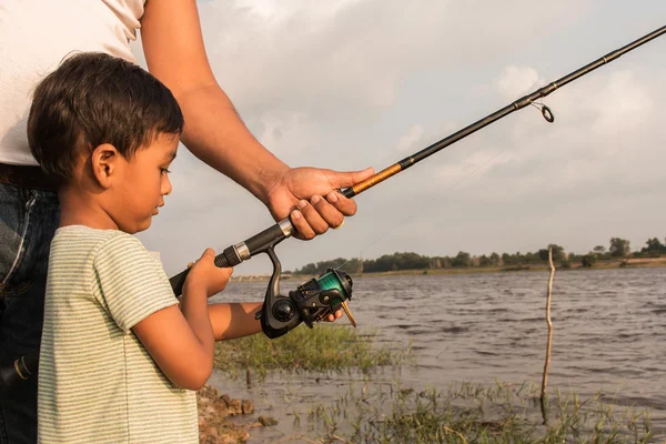 Filho e pai pesca no rio — Fotografia de Stock