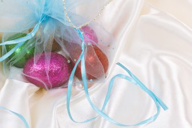 Beyaz kumaş arka plan üzerinde Paskalya yortusu yumurta