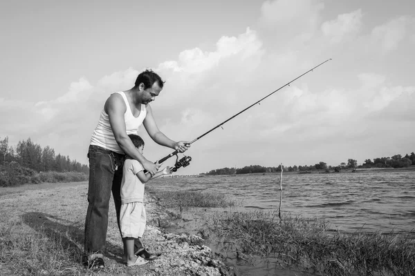 Filho e pai pesca no rio, tom preto e branco — Fotografia de Stock
