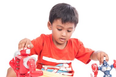 sevimli küçük çocuk oyun robot dövüşleri