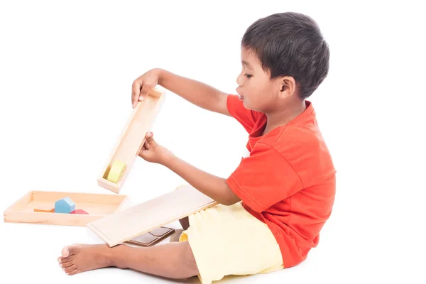 Roztomilý malý chlapec hra dřevěná hračka — Stock fotografie