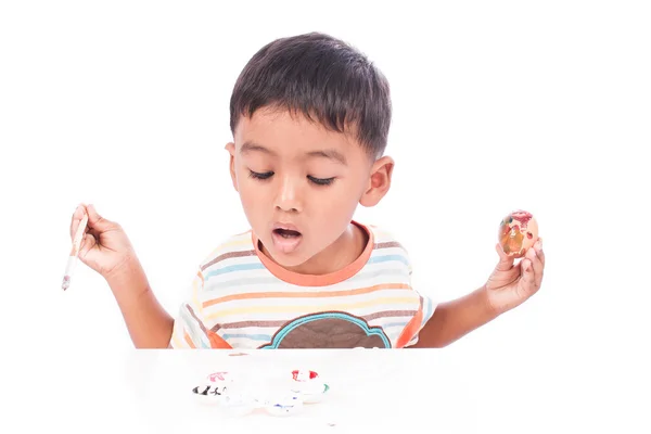 Küçük çocuk oyun Paskalya yortusu yumurta — Stok fotoğraf
