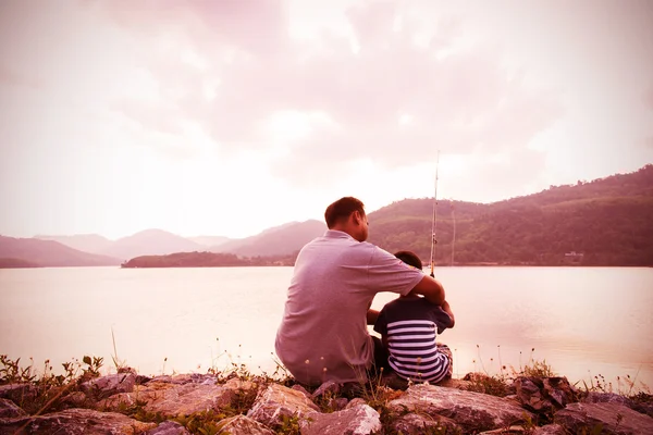 Сын и папа рыбалка на плотине, винтажный тон — стоковое фото