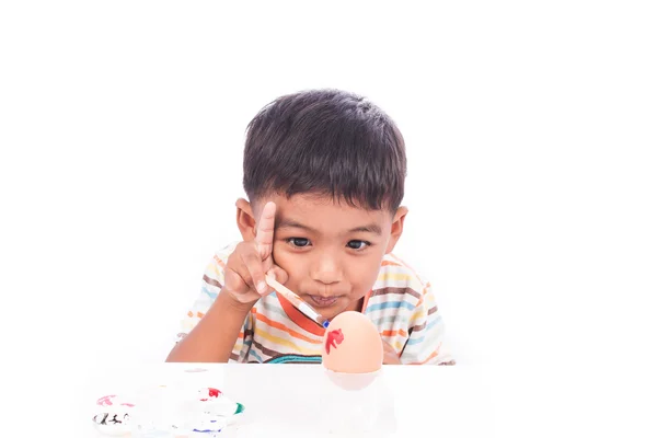 Мальчик играет в пасхальное яйцо — стоковое фото