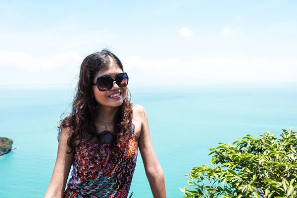 Краса жінки посміхатися верхній на гору Angthong нацією островах — стокове фото