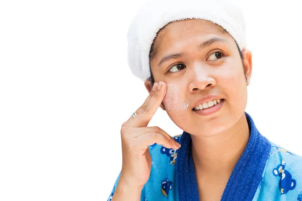 Frau cremt ihr hübsches Gesicht mit Feuchtigkeitscreme ein — Stockfoto