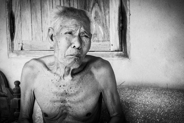 Homme âgé assis seul sur la chaise — Photo