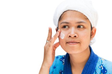 Kadın güzel yüzünde nemlendirici krem uygulamak