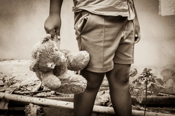 Vecchia foto, Primo piano mano ragazzo tenere vecchio orso teppy — Foto Stock