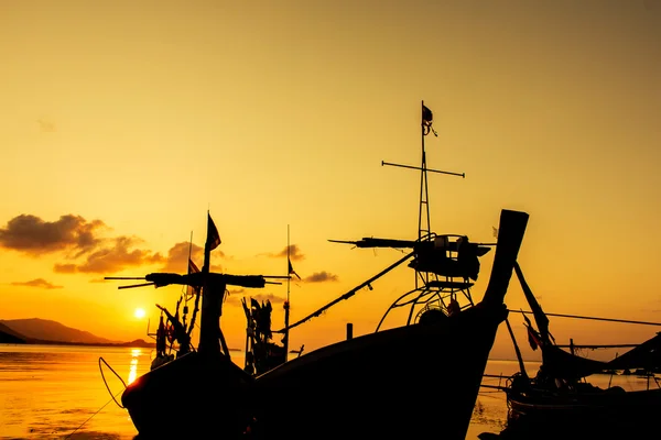 Bateau de pêche à la plage coucher de soleil fond — Photo