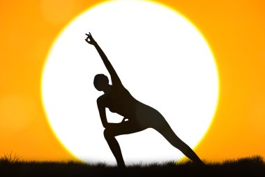 Yoga büyük gün batımı amaç pratik siluet genç kadın