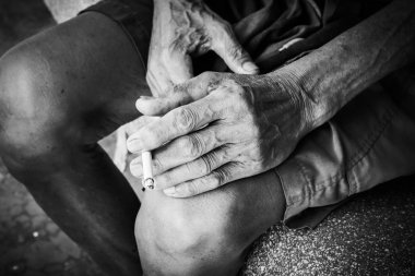 Duman, siyah ve beyaz sesi dakika closeup el eski dostum