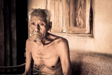 Yalnız vintage sesi sandalyede oturan yaşlı adam