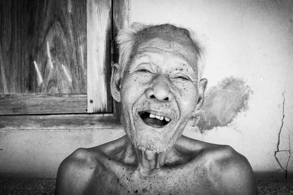 Portrait d'hommes âgés heureux et riants, ton noir et blanc — Photo