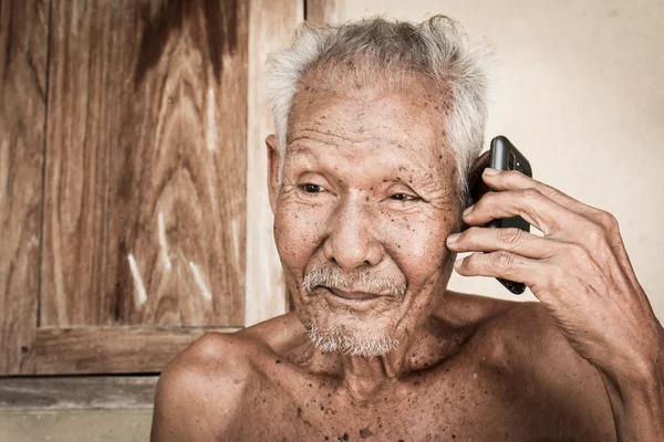 Ritratto di anziano uso telefono, tono vintage — Foto Stock