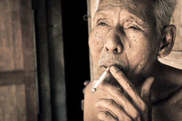 Homme âgé fumeur, ton vintage — Photo