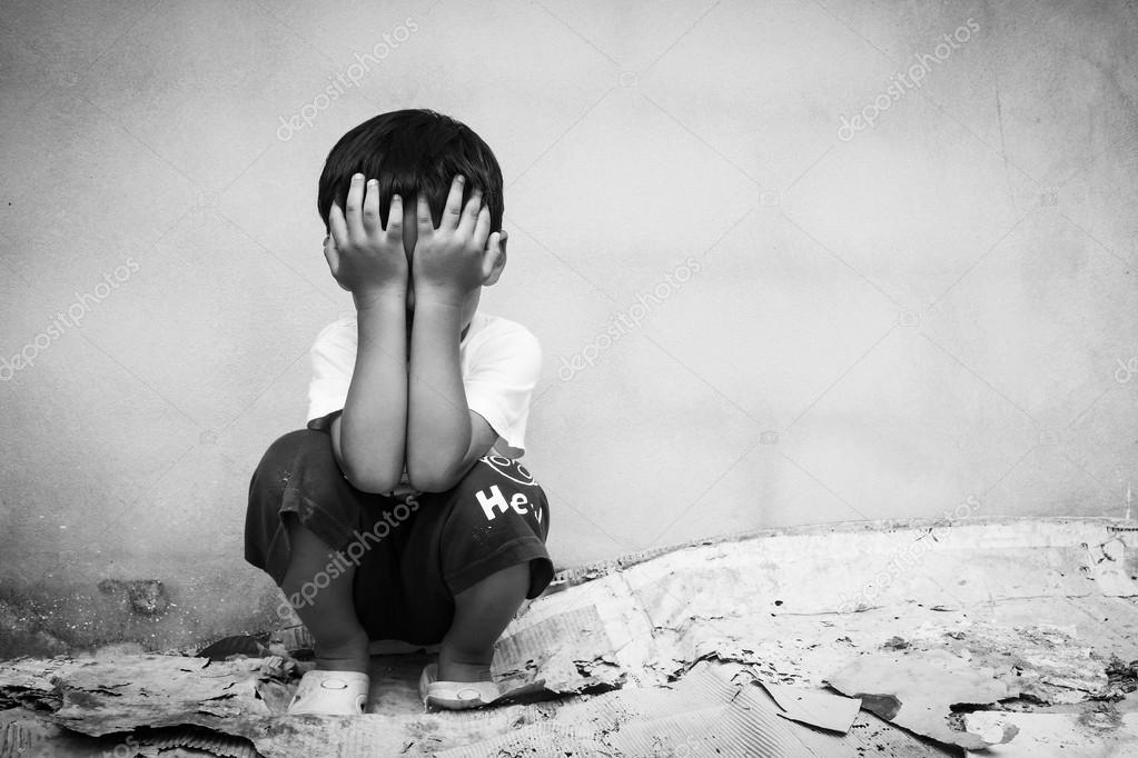 Rapaz triste, rapaz deprimido a parecer solitário. Ilustração de uma criança  triste, indefesa, bullying. O menino