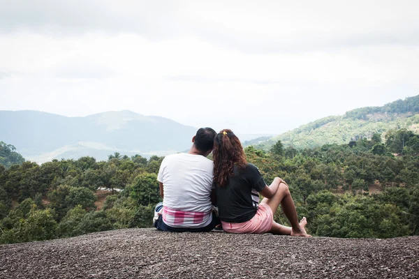 Posteriore di coppia amore seduto sulla pietra al punto di vista — Foto Stock