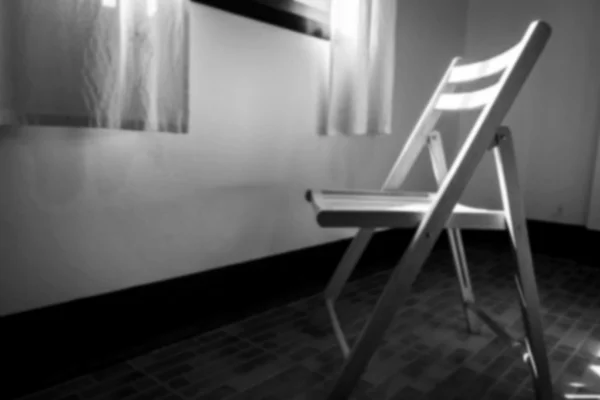 Wazig van houten stoel in de kamer in de buurt van venster, zwart-witprinter Toon — Stockfoto