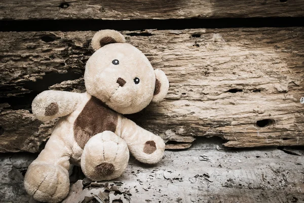 Carino orsacchiotto abbandonato vicino al vecchio legno, vintage — Foto Stock