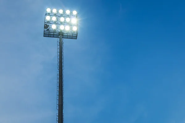 Proyectores en el estadio noche cielo azul —  Fotos de Stock