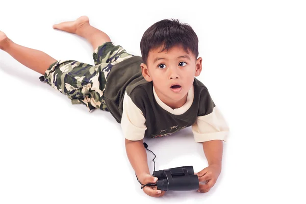 Bonito menino jogar binóculos — Fotografia de Stock