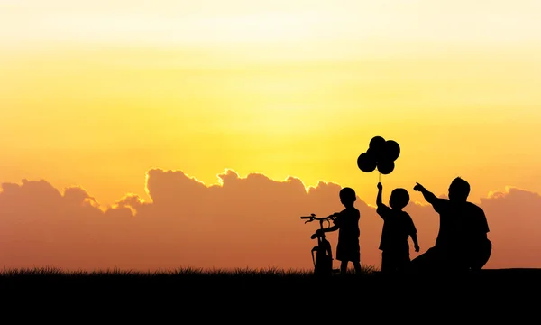 Silueta de padre y niño de pie puesta de sol de fondo —  Fotos de Stock