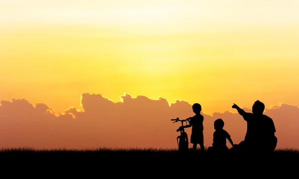 Silueta de padre y niño de pie puesta de sol de fondo —  Fotos de Stock