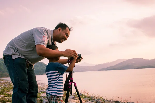 Papà formazione bambino presa macchina fotografica a diga, annata — Foto Stock