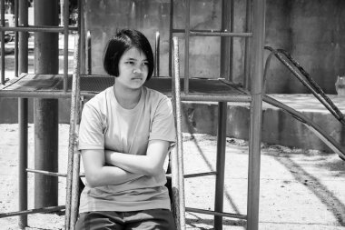 Asyalı kız tek başına oturmak oyun alanı