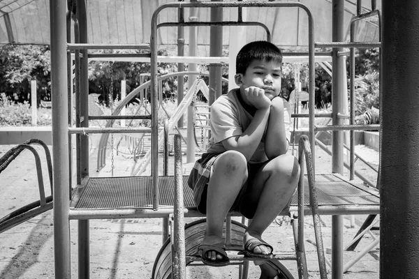 Asyalı çocuk tek başına oturmak Bahçesi, siyah ve beyaz sesinden — Stok fotoğraf