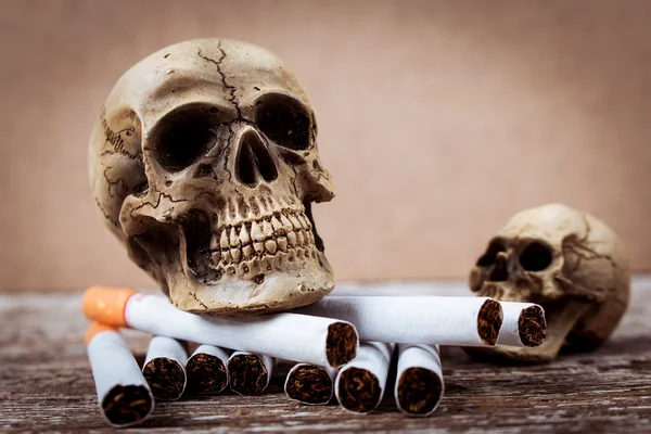 No smoke concept, Skull Tabacco Sigarette su legno, vintage — Foto Stock