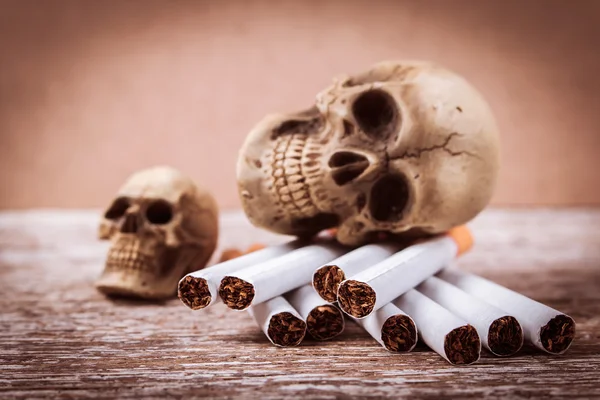 No smoke concept, Skull Tabacco Sigarette su legno, vintage — Foto Stock