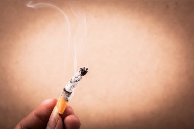 Kavram Sigara İçilmez, el kadınlar yanmak sigara, vintage