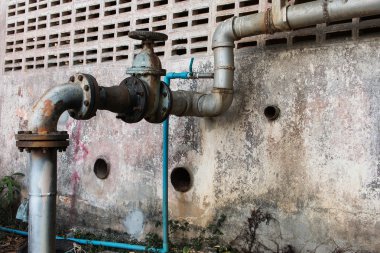 eski su borusunun duvarındaki