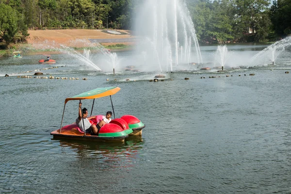 Père et jouer bateau de vélo d'eau — Photo