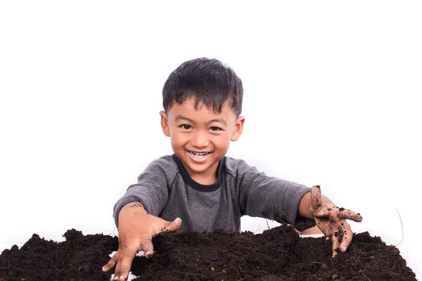 Küçük çocuk toprağın ekime hazırlanması — Stok fotoğraf