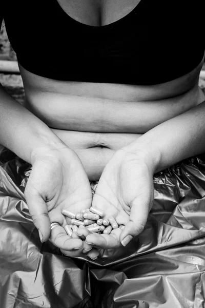 Koncepcja odchudzania, grube kobiety z Slim tabletki, czarno-białe — Zdjęcie stockowe