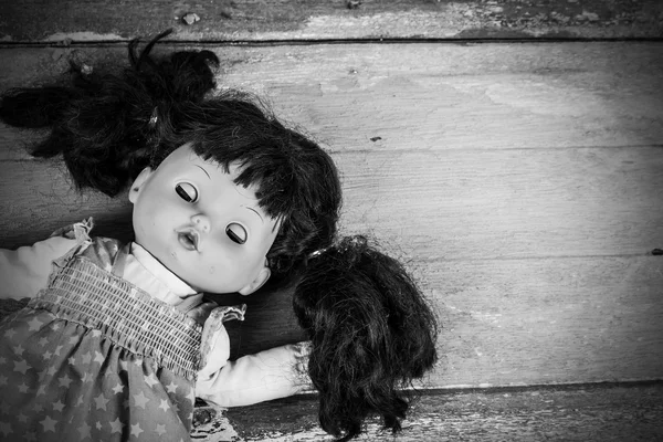 Conceito Pessoa abandonada, Boneca abandonada que coloca em madeira velha — Fotografia de Stock