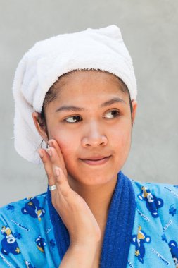 Kadın güzel yüzünde nemlendirici krem uygulamak